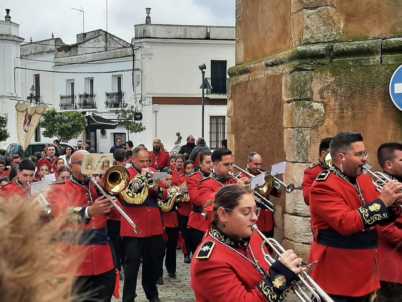Tocando en medio de todos
