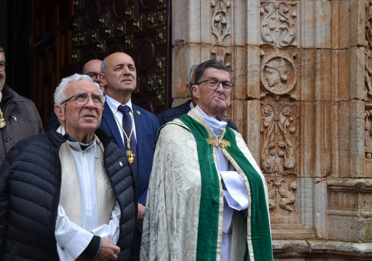 Don leonardo revestido con capa pluvial en la procesión del Resucitado