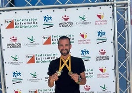 El deportista santeño con sus dos oros