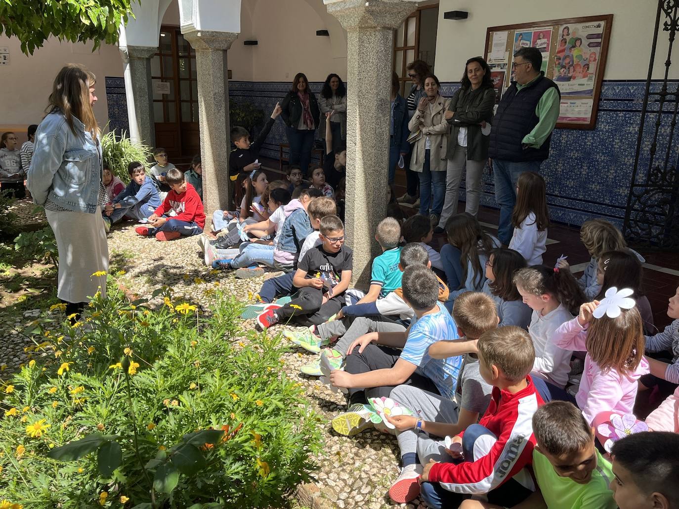 El alumnado del colegio Juan Blanco han salido este jueves del aula para leer poesía