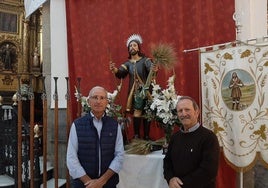 El hermano Mayor Antonio Muñoz, a la derecha y José Zapata mayordomo de este año, a la izquierda