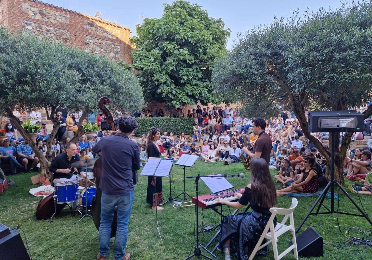 Antuación de 'Ánda Jaleo' con Lola Santiago en el Palacio de Carvajal