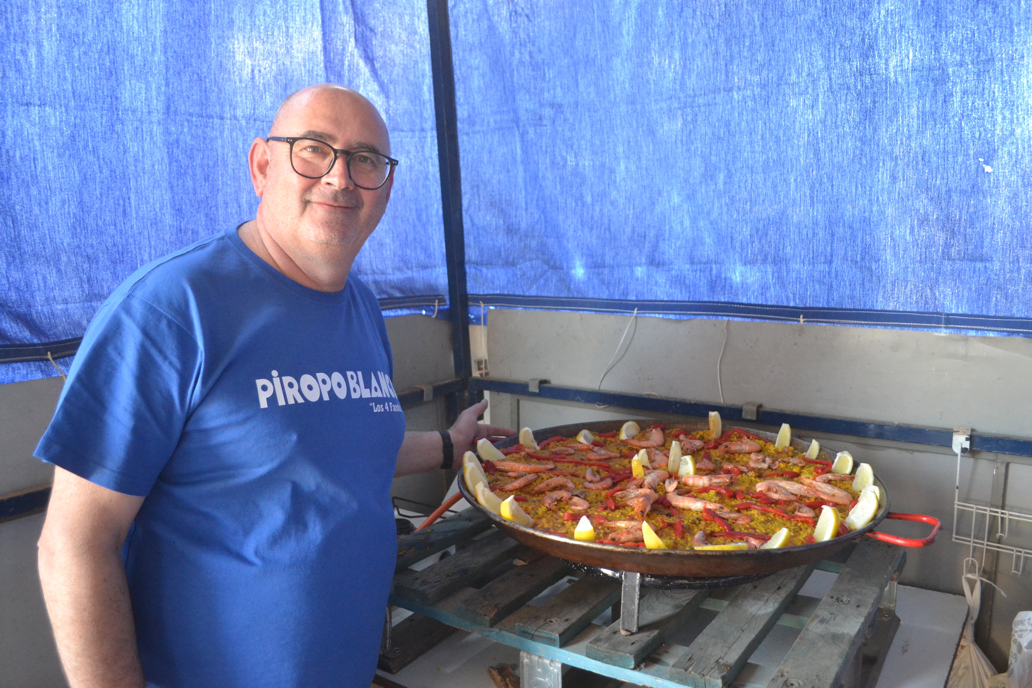 El juez Toto frente a su paella de autor