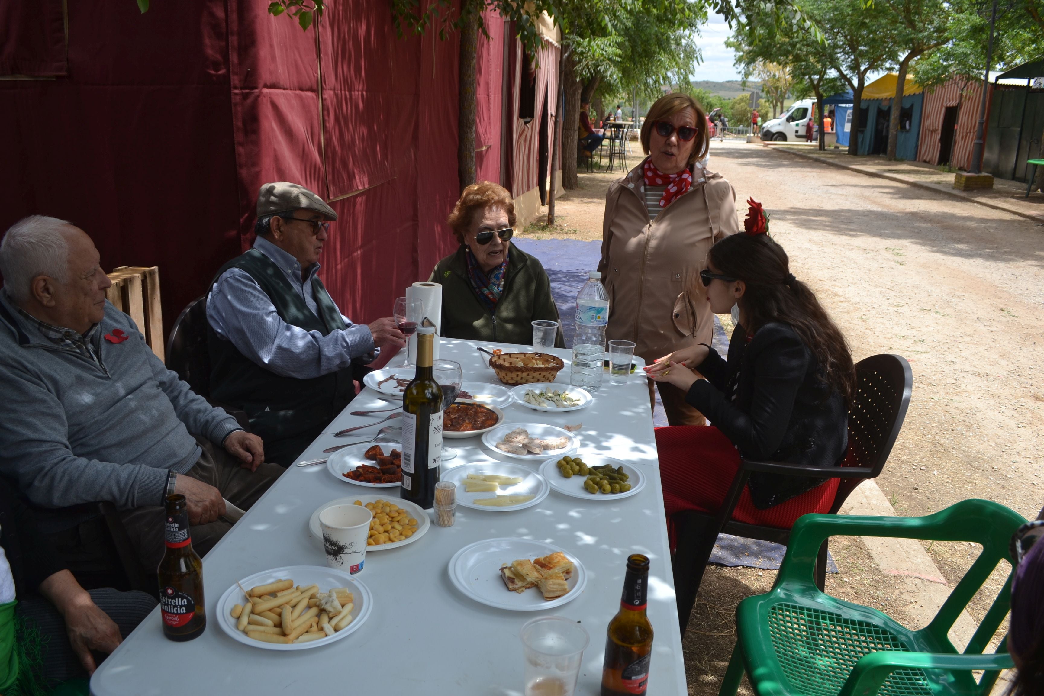 En esta caseta,foto tomada a las tres de la tarde, algunos de los romeros que más años acuden con su caseta