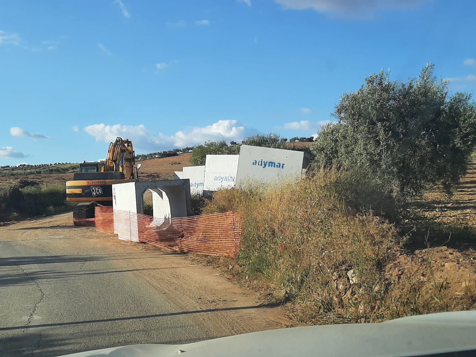 La obra en el camino del cementerio