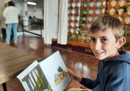 Un niño leyendo su cuento a un mayor