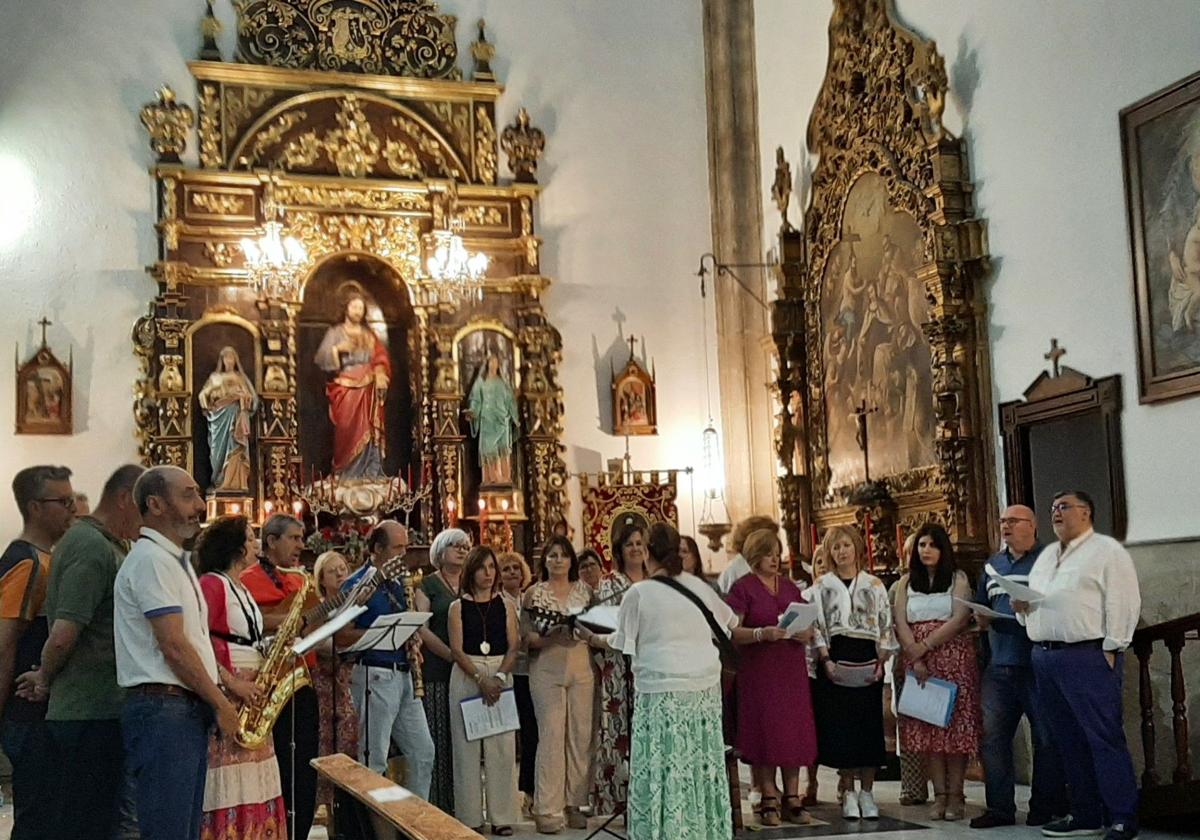 Coro Corazón cantando a mlos pies de la imagen del Sagrado Corazón en la parroquia