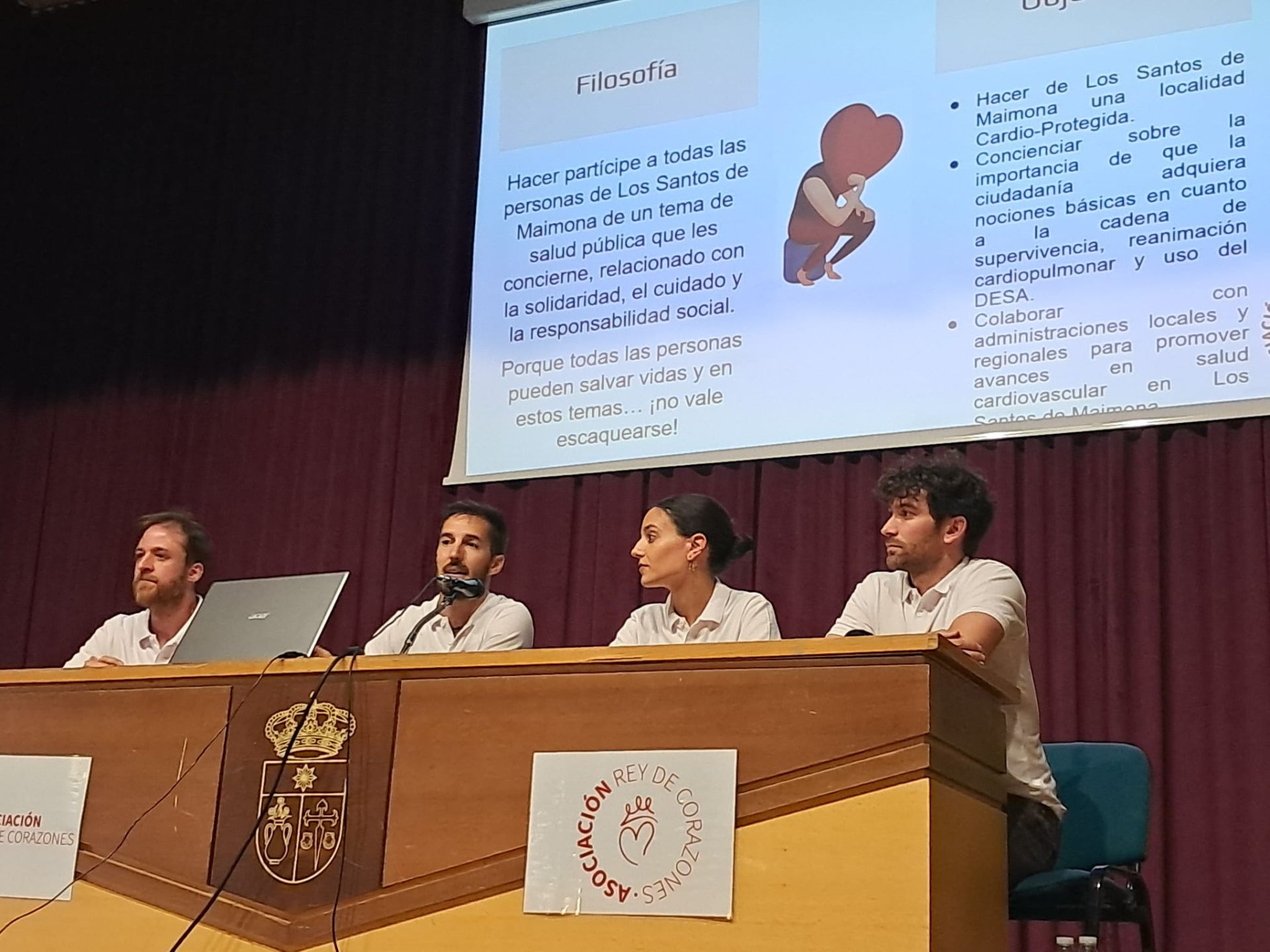 Miembros de la Asociación explicando su filosofía