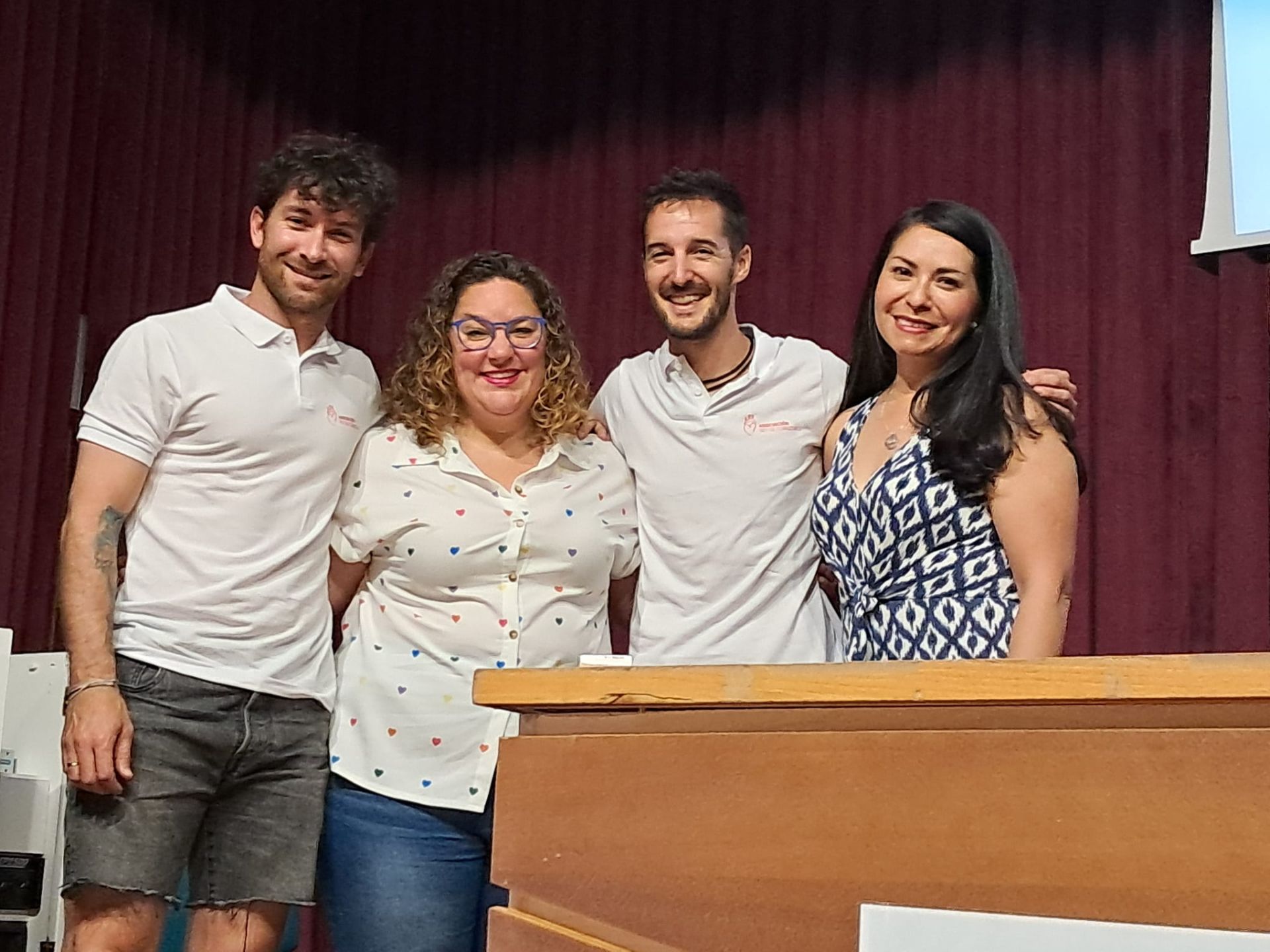 David con la enfermera y médicxo de antención primaria de Fuente de Cantos y el futbolista y bombero Antonio