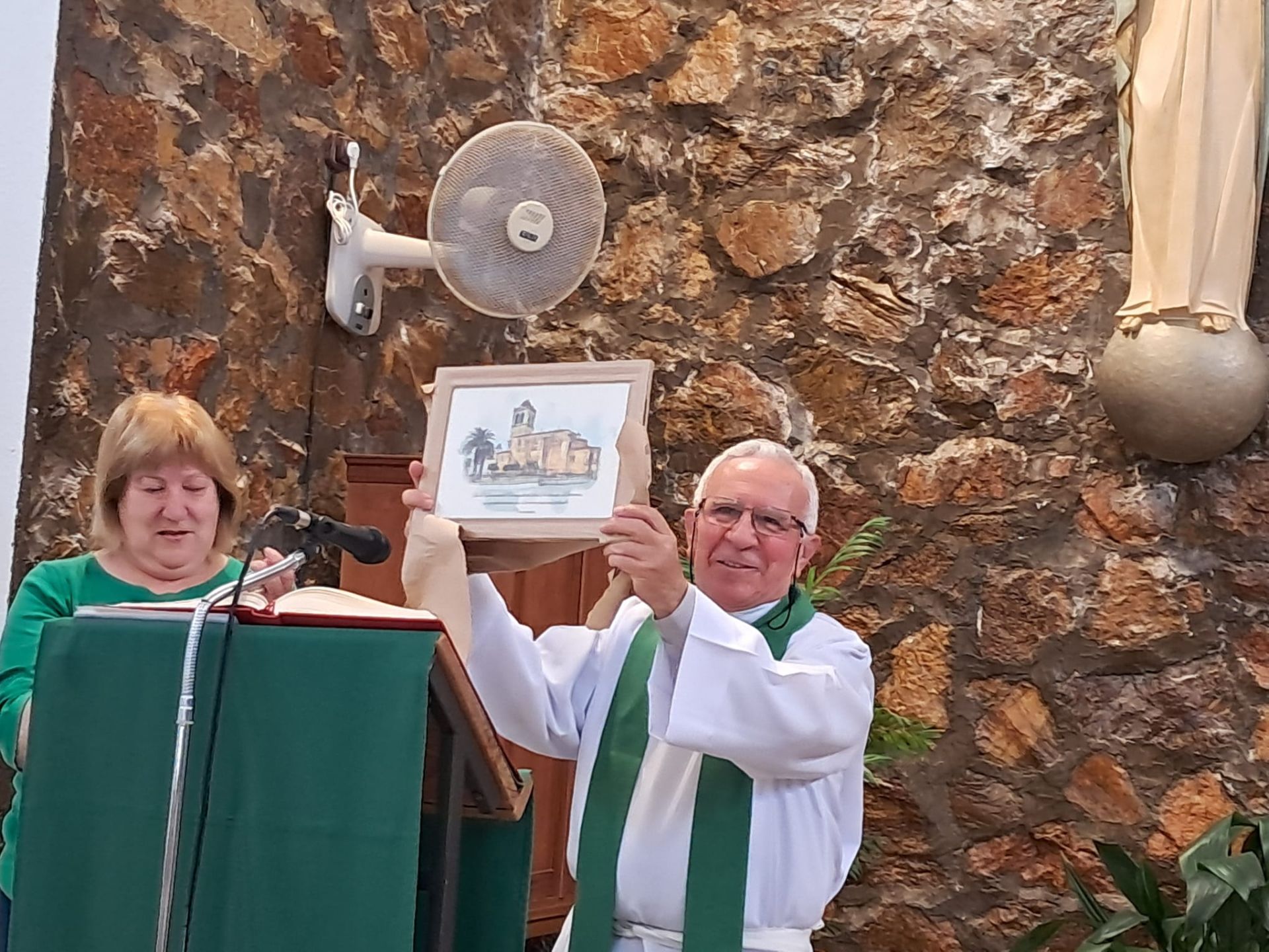 Don Fernando enseña el obsequio