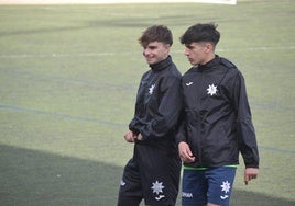 Roberto, a la izquierda de la foto, el portero de la Yeyi que vuelve a fichar,