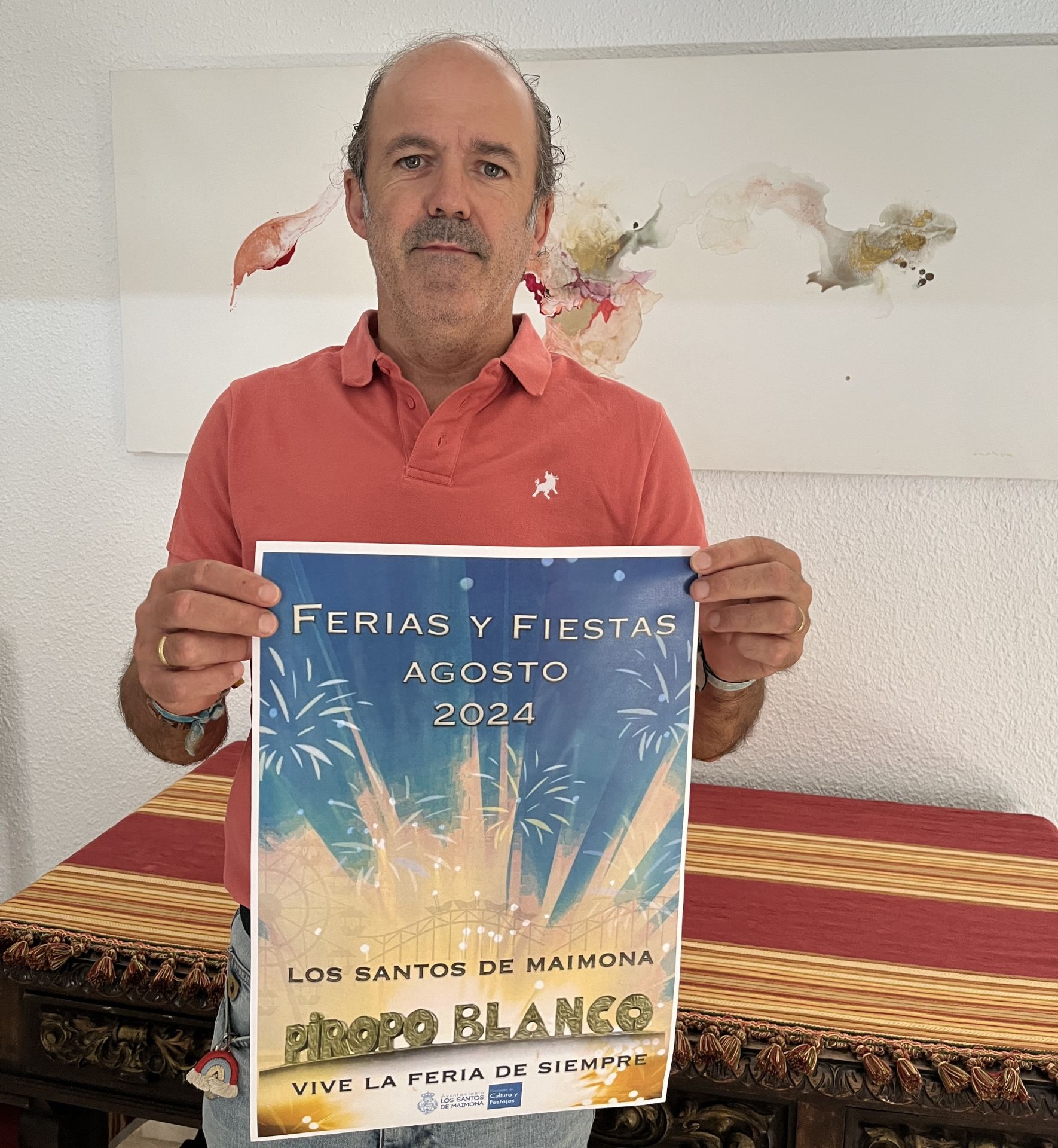 El concejal Marín con el cartel