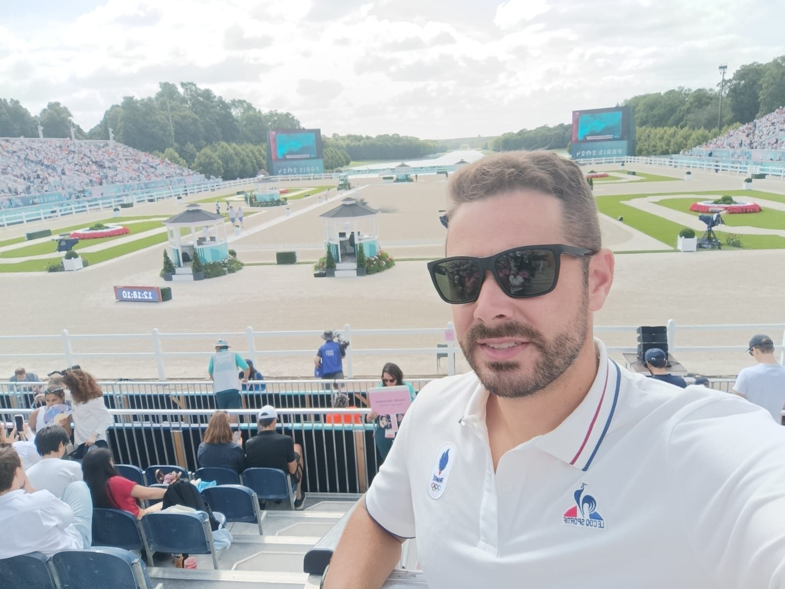 Emilio delanmte de la impresionate pista de Versalles