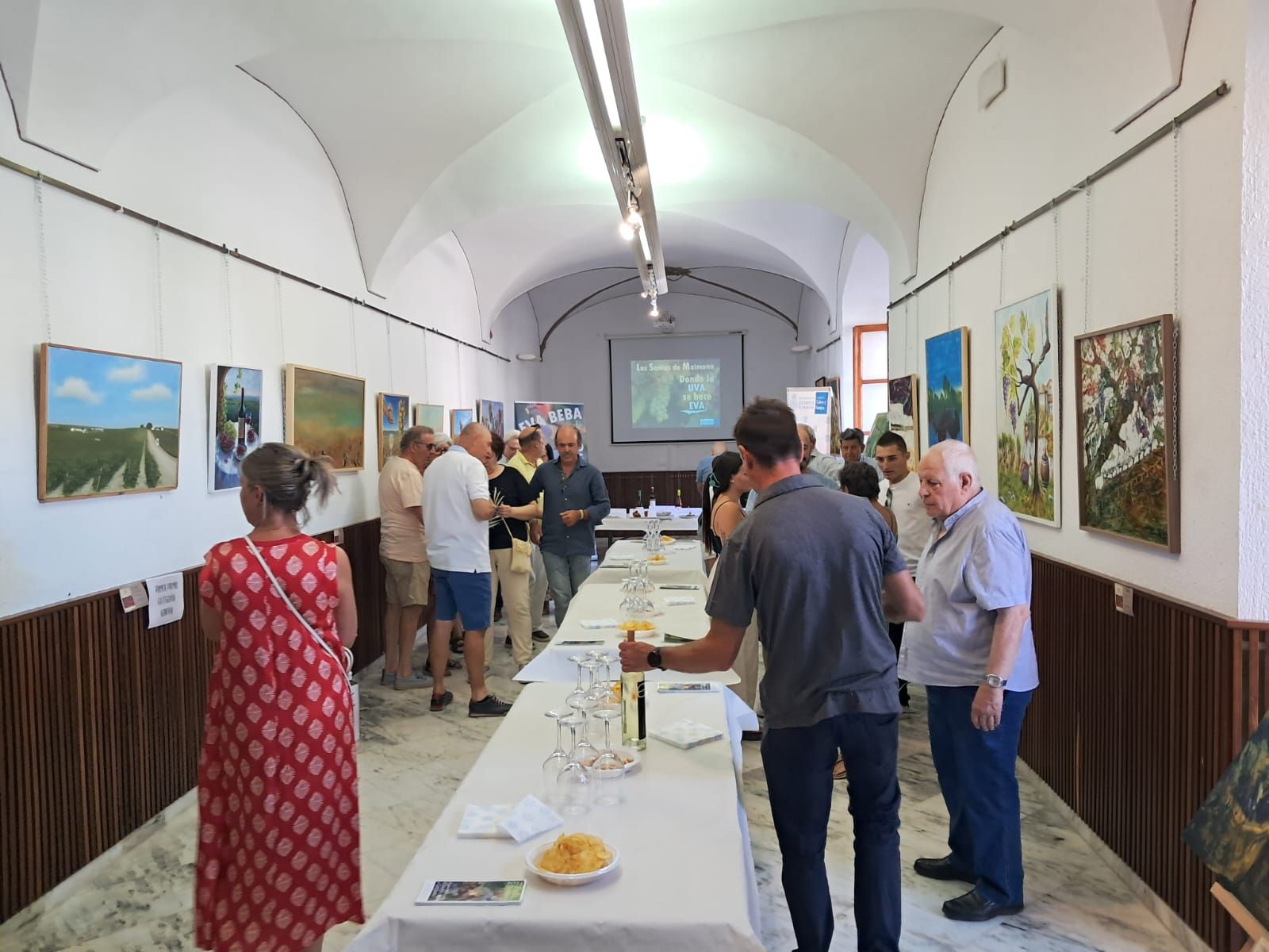 Al final a los asistentes se les ofreció una copa de vino