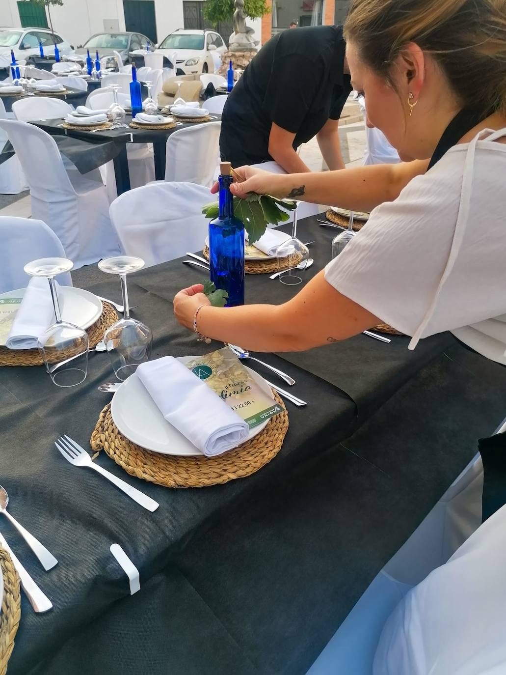 El personal motando las mesas