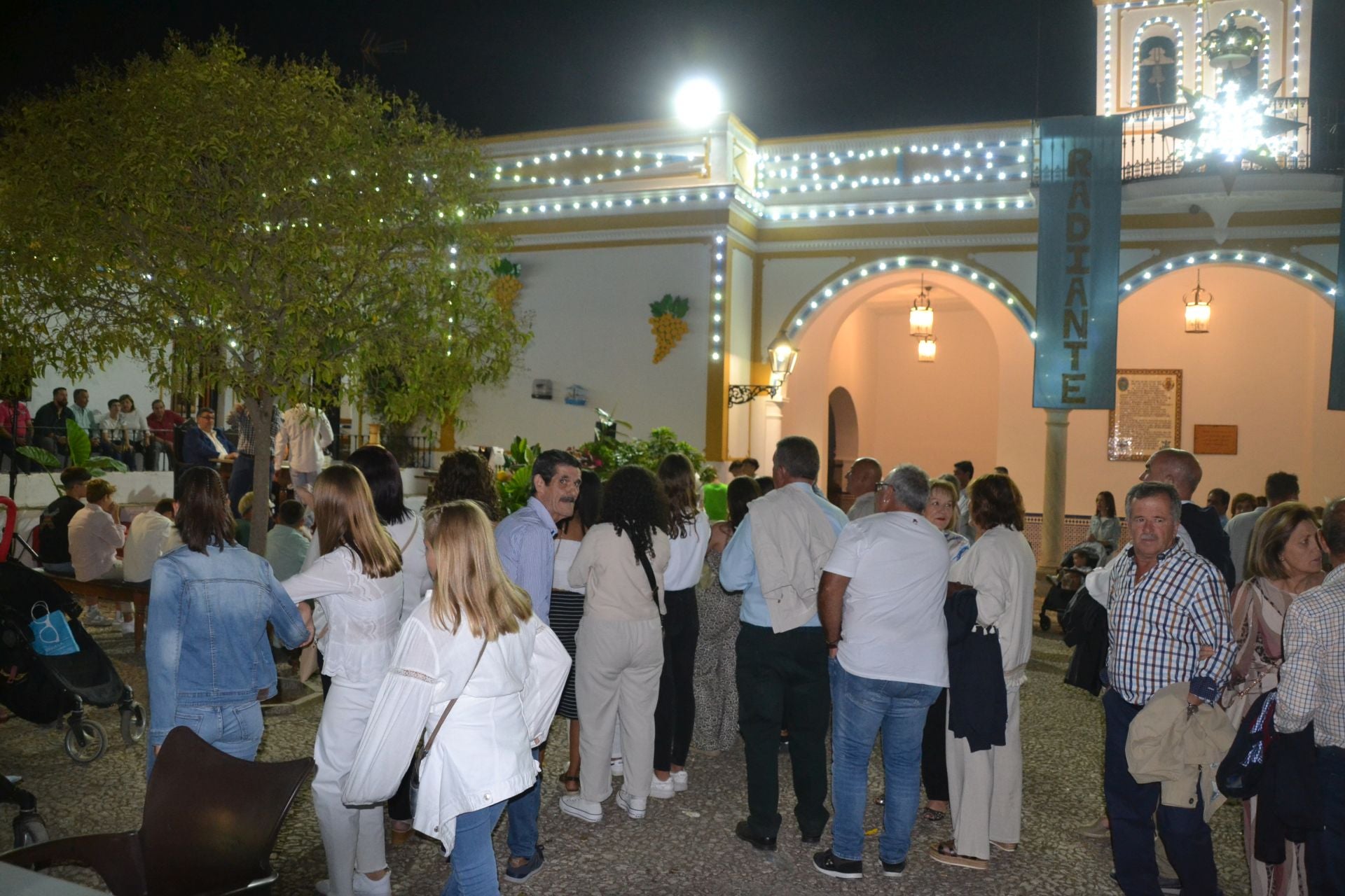 El patio del santuario una de las noches de fiesta