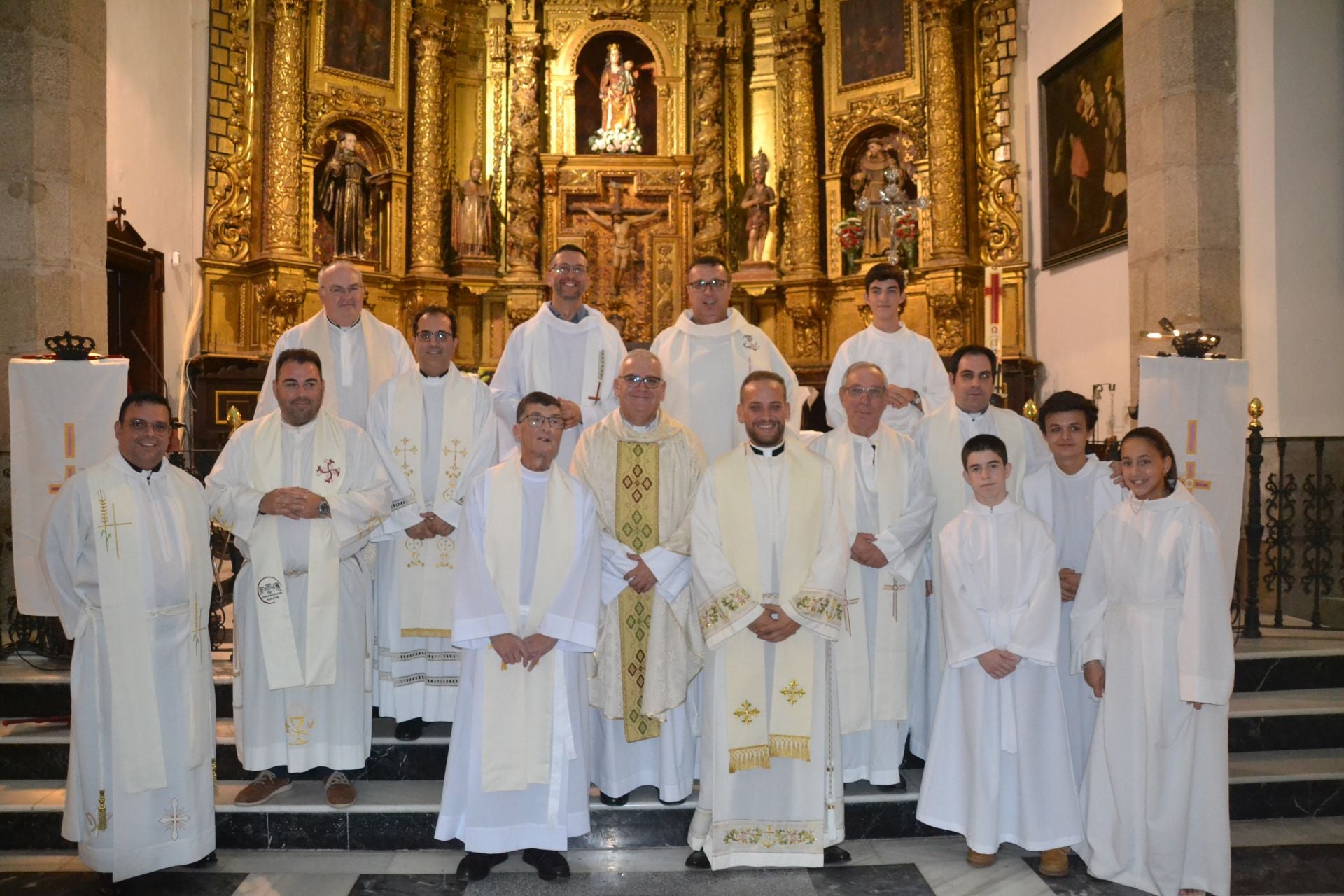 Sacerdotres y acólitos presentes en la ceremonia