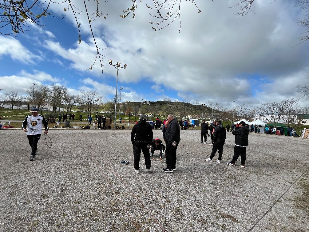 Una competición de petanca en los campos del footing