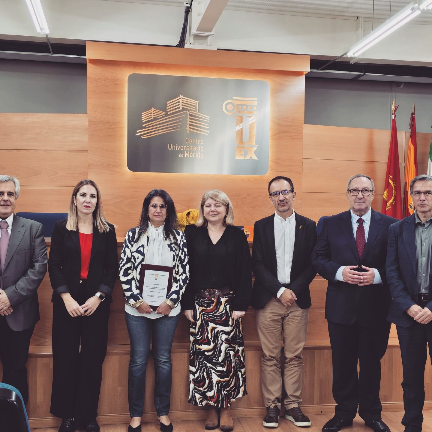 Tina junto al tribunal que ha juzgado su tesis calificandola con la máxima nota