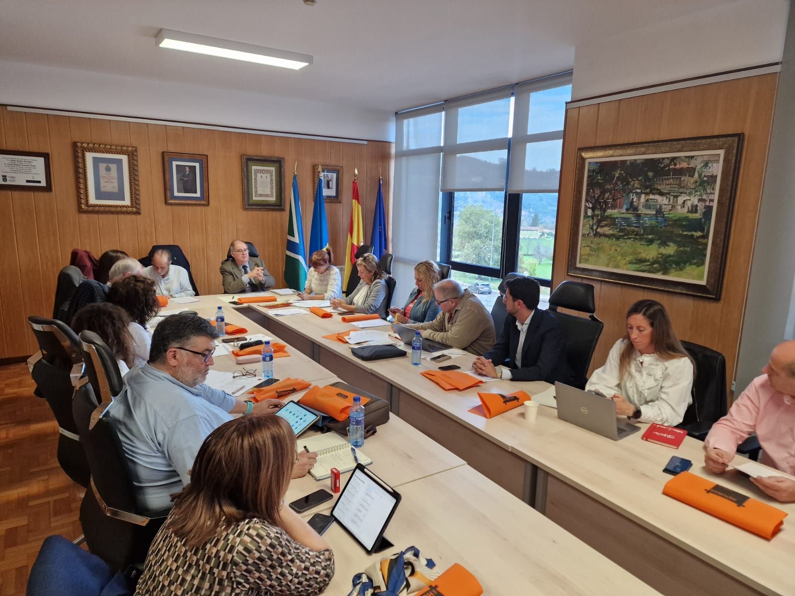 Participantes en la reunión entre ellos Manuel Lavado y la concejala Julia Cendelario