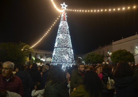 El árbol encendido en la plaza