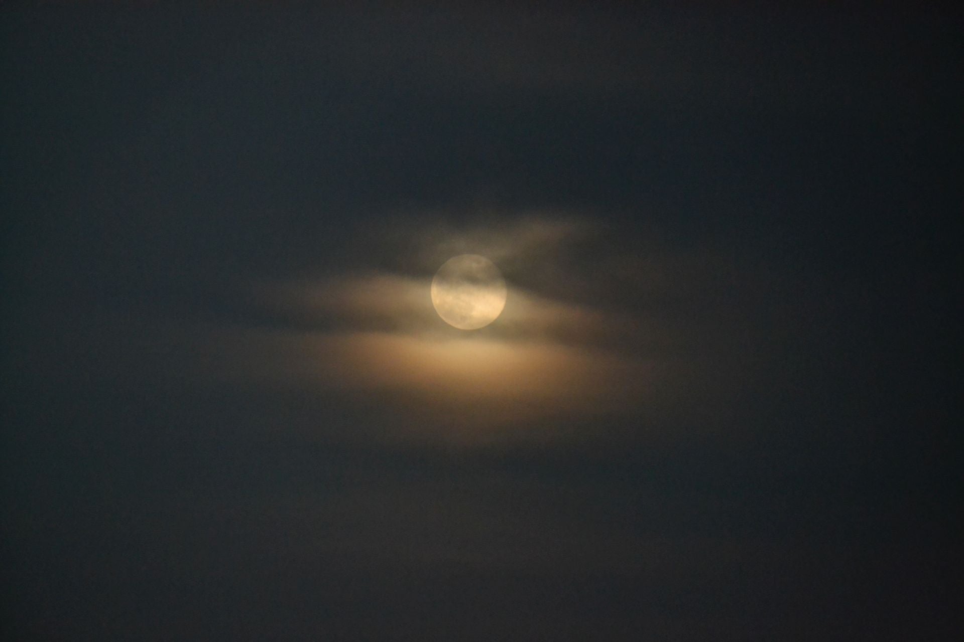 La luna protagonista en una tarde fría