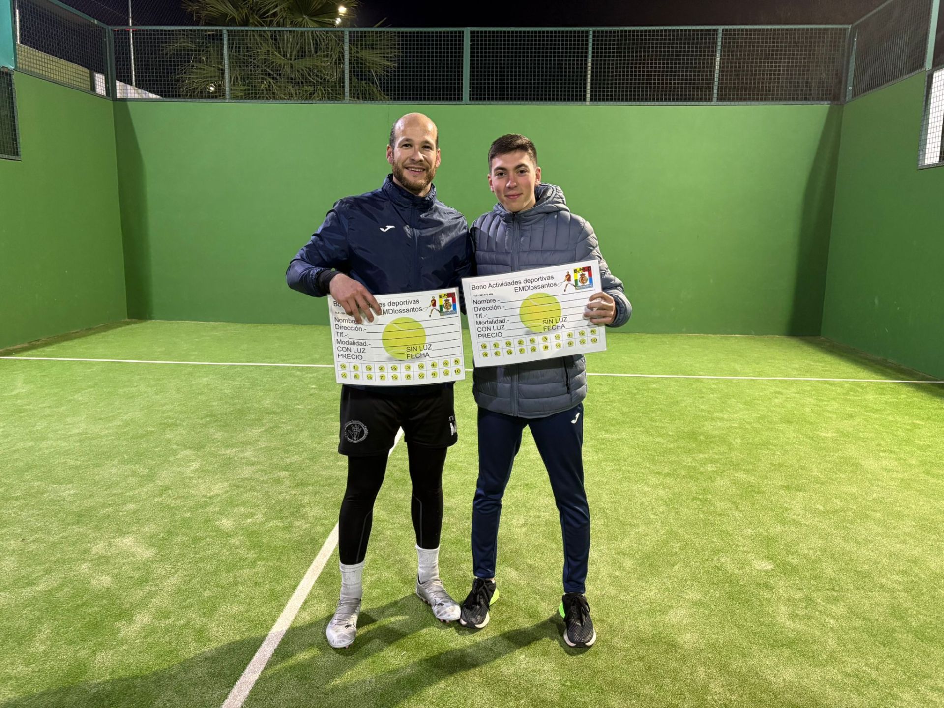 Reyes recibiendo el diploma