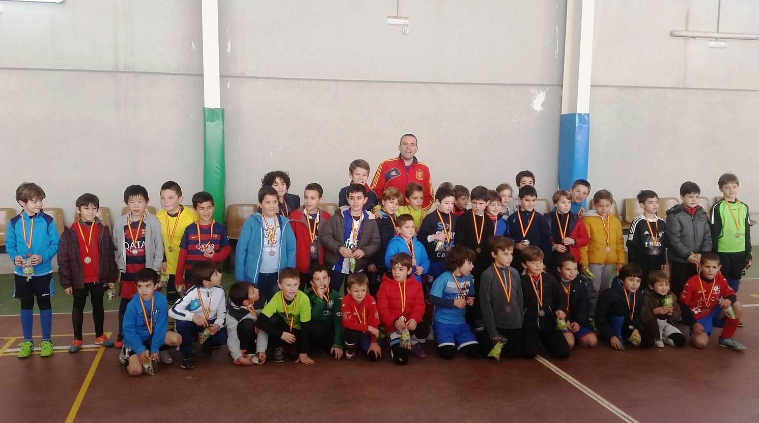 Los chicos y chicas del torneo con sus madallas junto a Anselmo Sanchez 