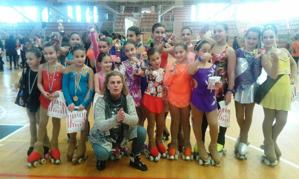 Las pequeñas del Club Patinaje Arcos junto a Rosa, su entrenadora, el pasado fin de semana en Badajoz.