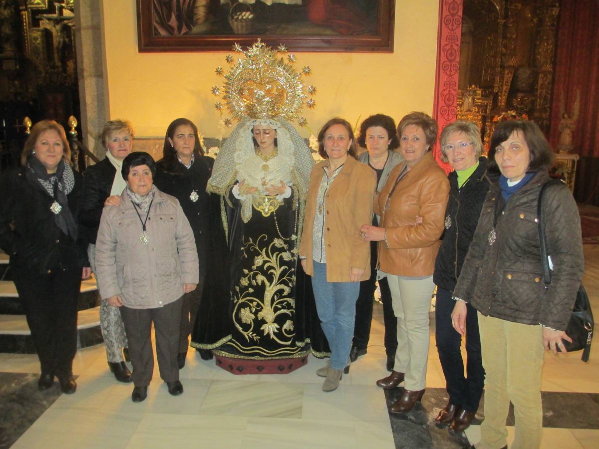 La directiva de la Virgen de los Dolores junto a la Imagen