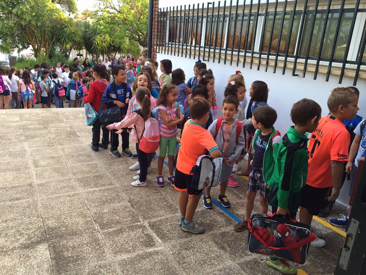 Alumnos a la entrada del Mauricio