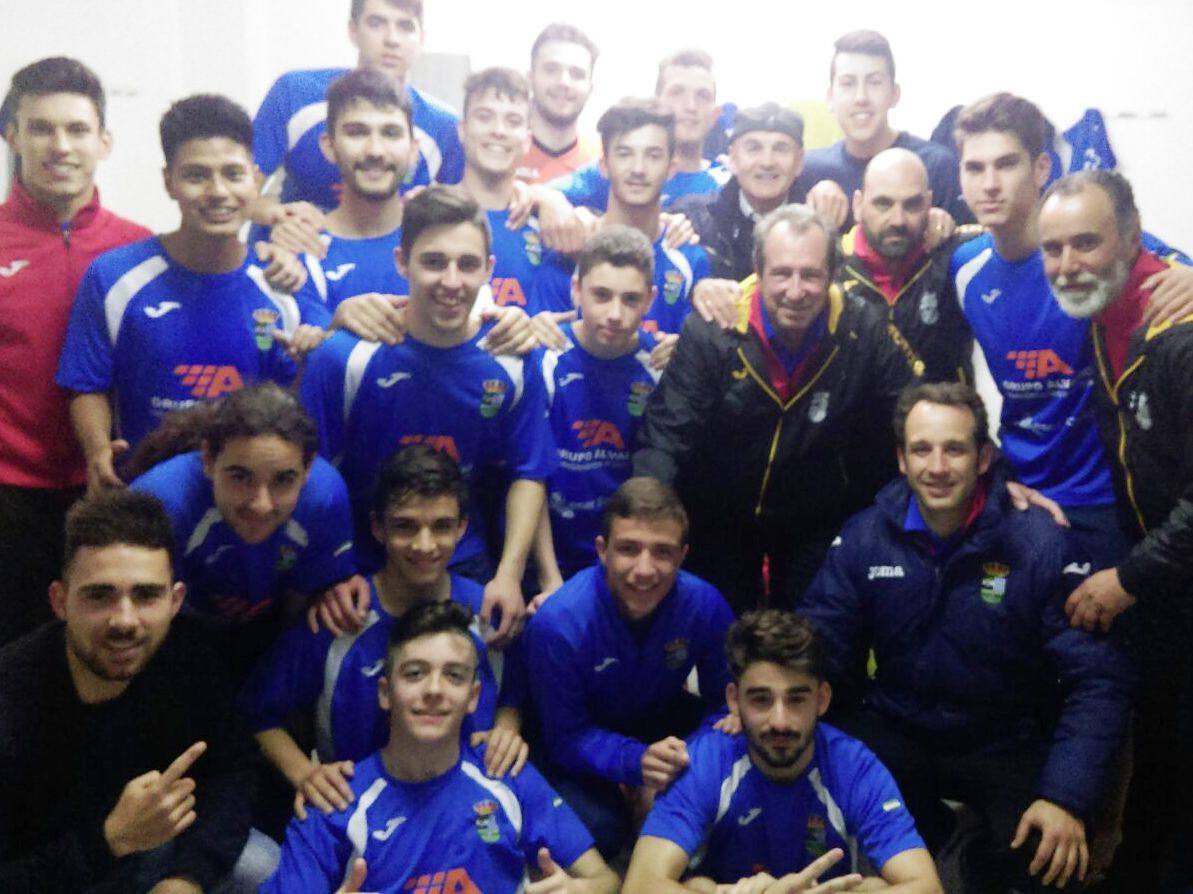 El equipo al completo en el vestuario poblanchino. Foto Cedida.