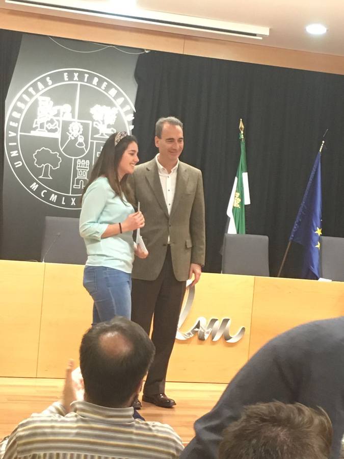 Enther recibiendo su premio
