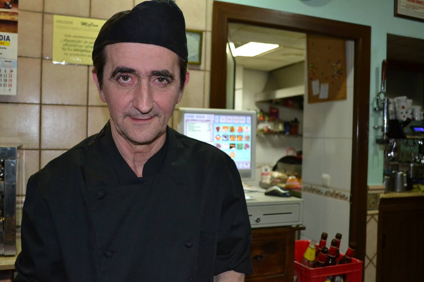 Pepe Montaño delante de su pequeña cocina