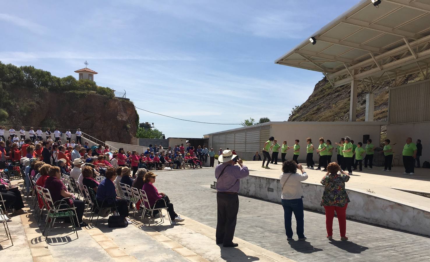 El grupo de gimnasia del Hogar de Mayores durante su exhibición