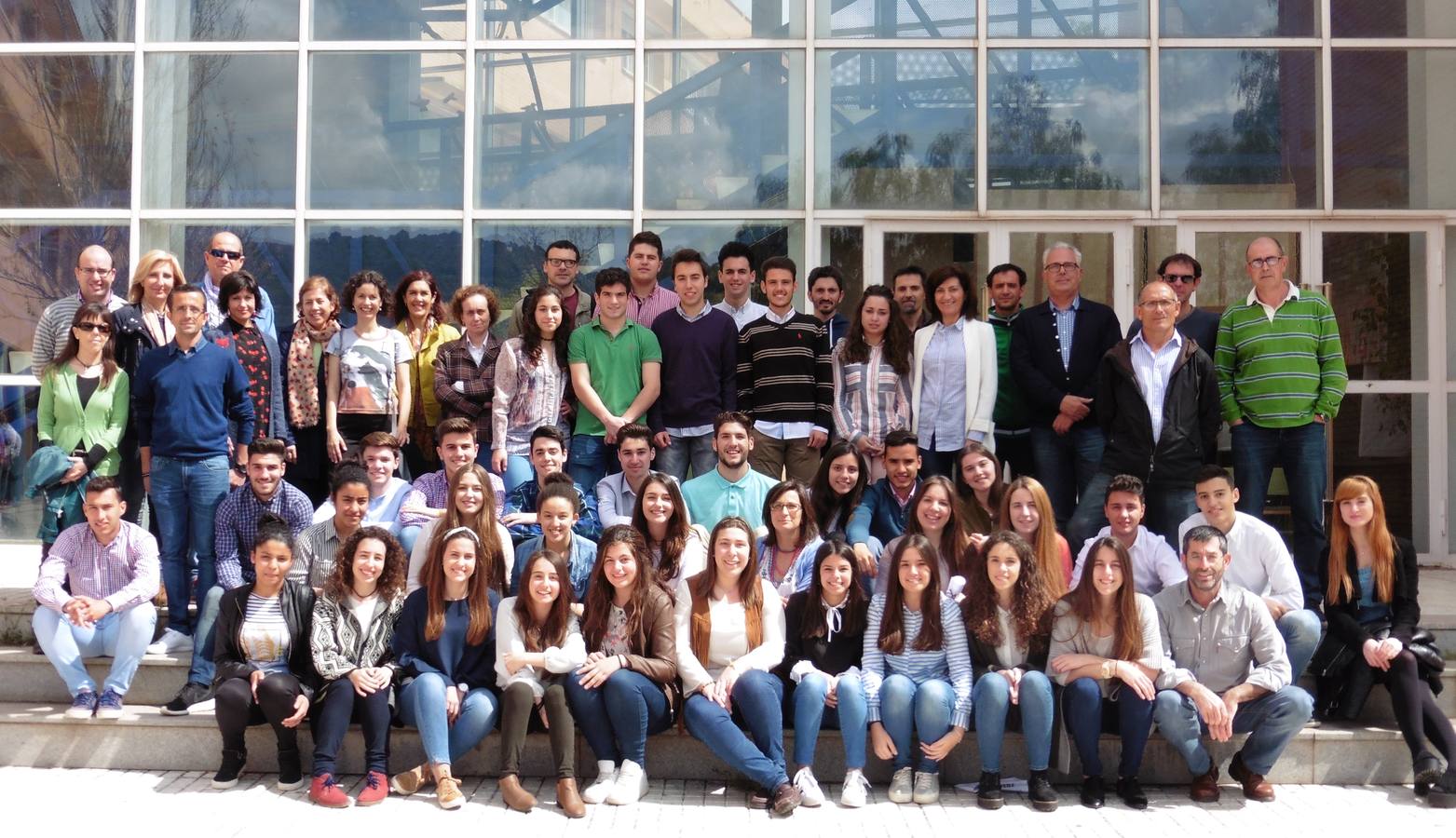 Foto de familia de los alumnos graduados y sus profesores