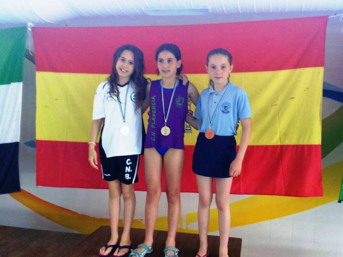 Sonia con su medalla de bronce en el podium placentino