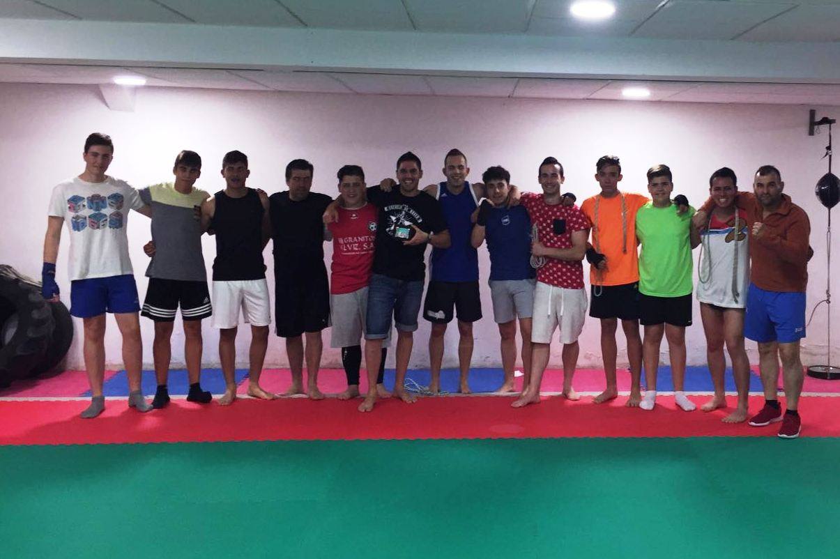 Juanjo con su entrenador Victor y el trofeo de campeón de Extremadura conseguido en el  último combate