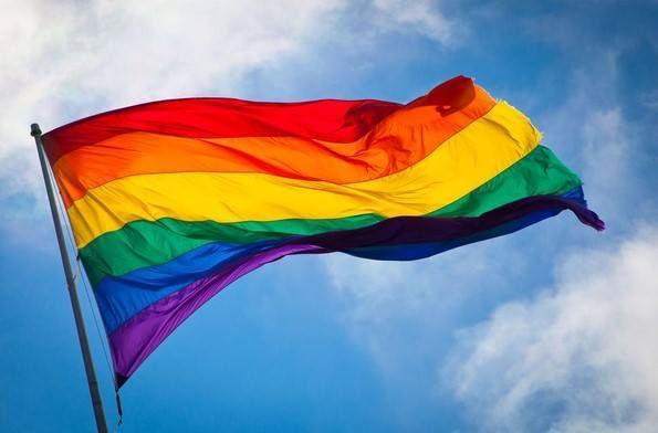 CBandera arcoiris que representa al colectivo de lesbianas, gais, bisexuales y transexuales
