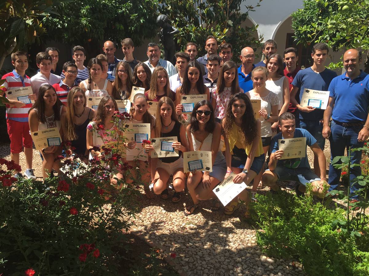 Alumnos con profesores y equipo de gobierno. 