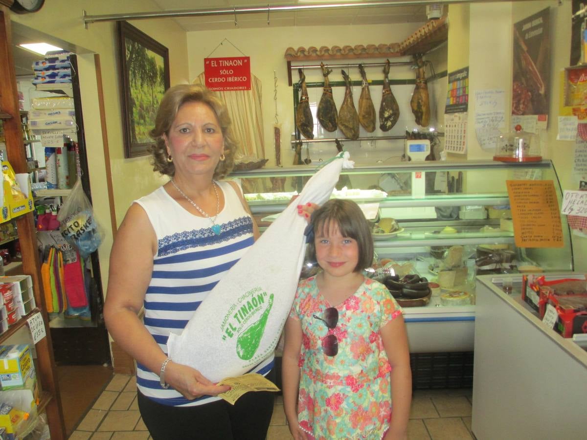 Loli con su nieta recogiendo el jamón.