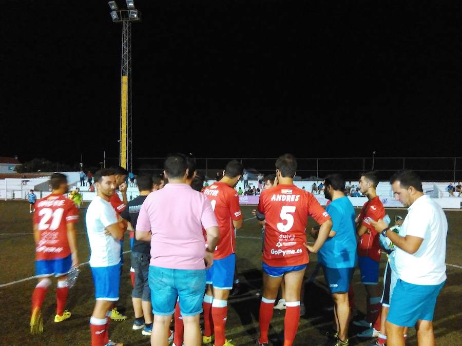 En el descanso se fue la luz de parte de campo y a pesar de los intentos por solucionarlo no fue posible con lo que tuvo que susenderse el partido 