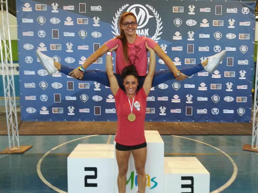 Adela muy contenta juntos con su grupo de amigos tras ser la campeona