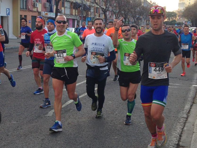 VArios de los santeños que disfrutaron de las calles sevillanas y del ambiente de la carrera, con 8001 participantes