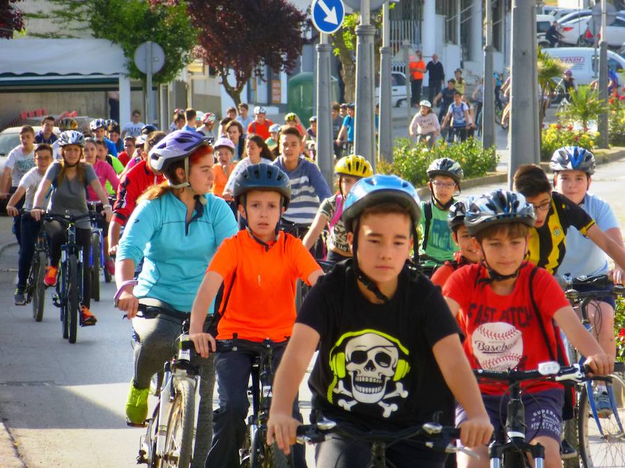 La ruta comenzó en el Instituto Dr. Fernández Santana y recorrió las principales calles de la localidad. 