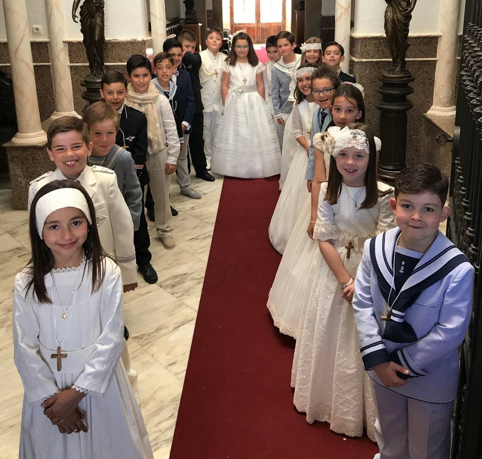 Los niños del segundo grupo celebran su Primera Comunión