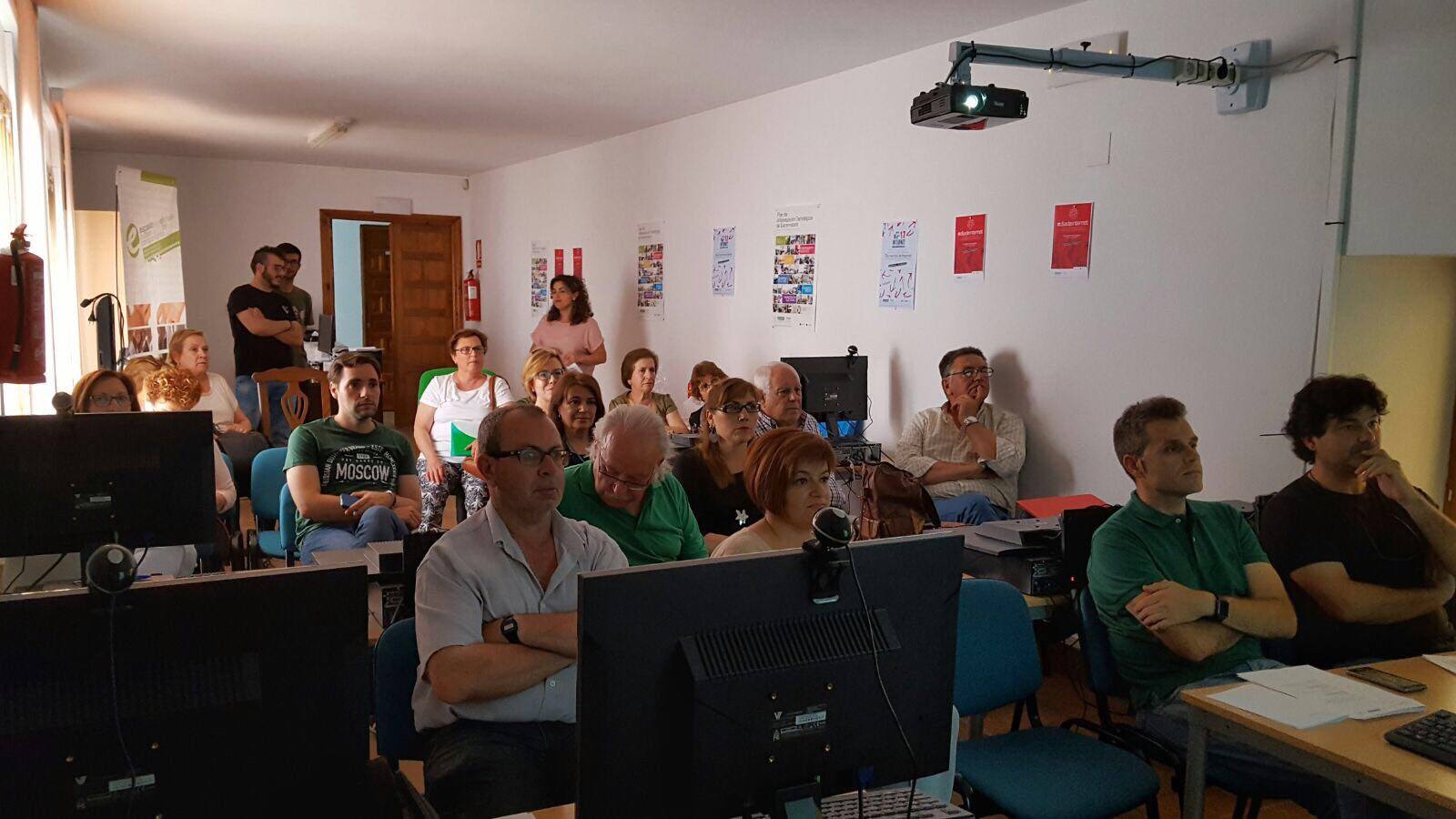 Participantes en uno de los talleres del Día de Internet