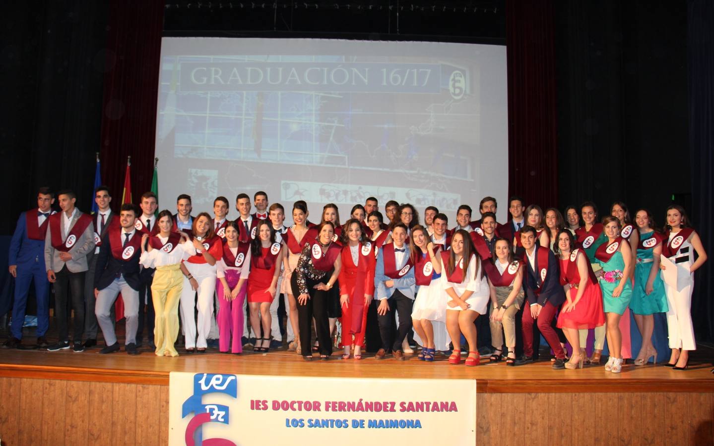 Todos los graduados tras el acto en el Teatro Cine Monumental 