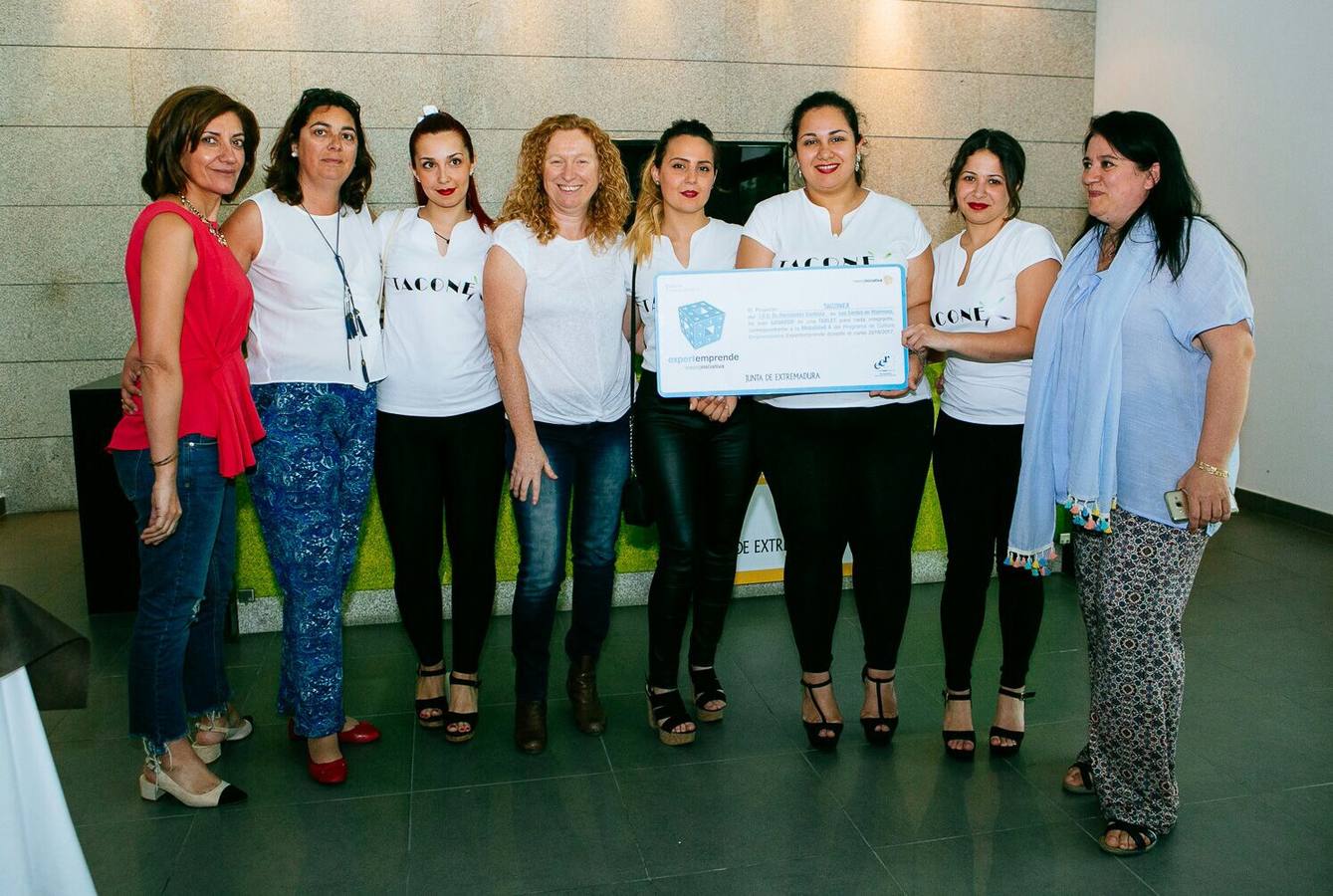 Las alumnas con tres profesoras  del instituto y  técnica de la Oficina Municipal de Promoción Empresarial y Empleo 