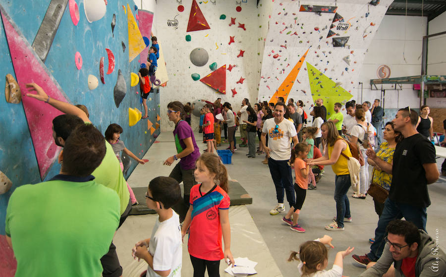 Mucho público y participantes en las finales judex de escalada. 
